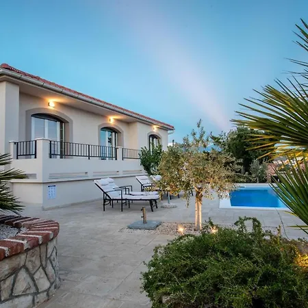 Seaside Family Friendly House With A Swimming Pool Barbat, Rab - 22081 * Ραμπ